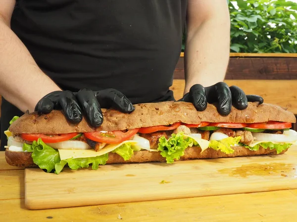 Chef Prépare Sandwich Partir Une Baguette Française Avec Des Légumes — Photo