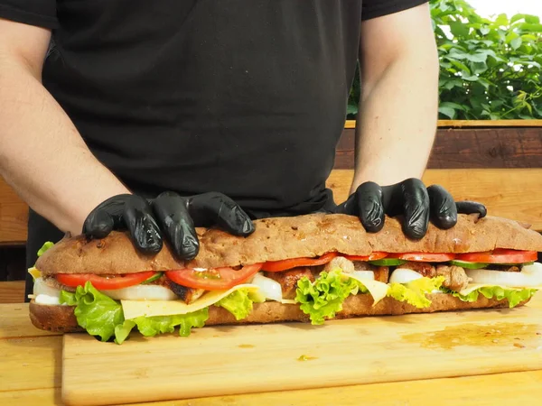 Kocken Tillagar Smörgås Från Fransk Baguette Med Grönt Ost Och — Stockfoto