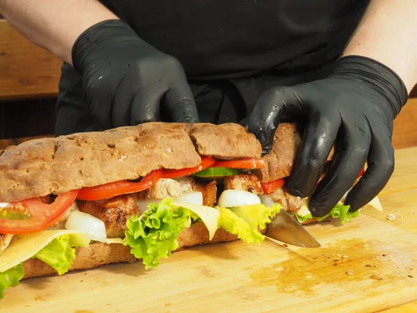 Kocken Skär Fransk Baguette Smörgås Med Örtost Och Kött — Stockfoto