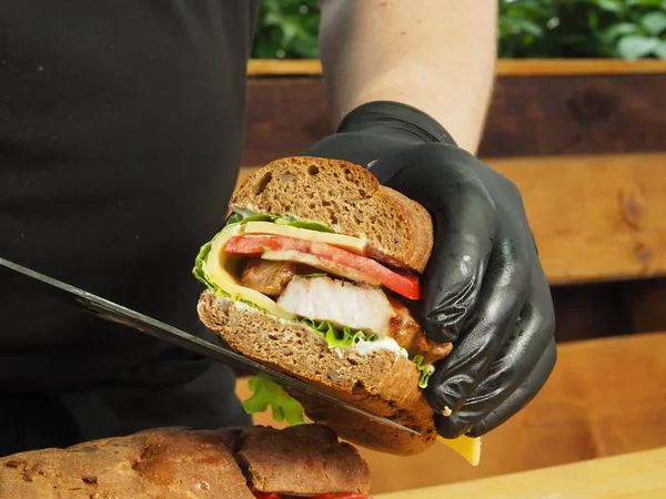 Chef Montre Une Coupe Sandwich Baguette Française Avec Des Légumes — Photo