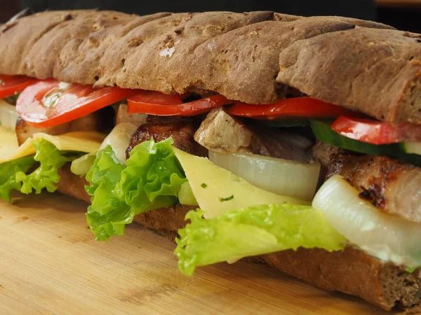 Μεγάλο Γαλλικό Σάντουιτς Μπαγκέτας Αρωματικό Τυρί Και Κρέας — Φωτογραφία Αρχείου