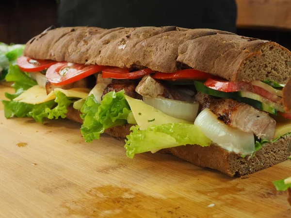 Stor Fransk Baguette Smörgås Med Örtost Och Kött — Stockfoto