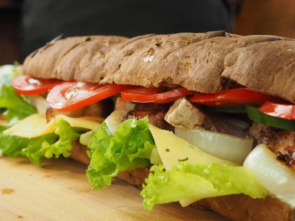 Stor Fransk Baguette Smörgås Med Örtost Och Kött — Stockfoto