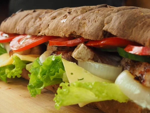 Gran Sándwich Baguette Francés Con Queso Hierbas Carne —  Fotos de Stock