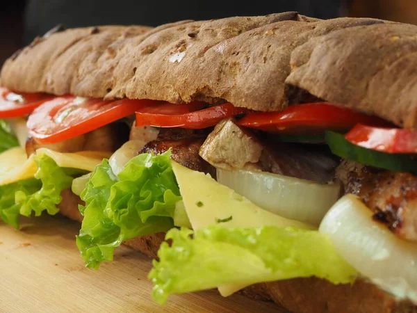 Grande Panino Alla Baguette Francese Con Formaggio Alle Erbe Carne — Foto Stock