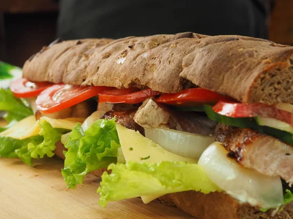 Grande Panino Alla Baguette Francese Con Formaggio Alle Erbe Carne — Foto Stock