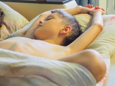 Güçlü çocukların uykusu. Çocuk yatakta uyuyor..