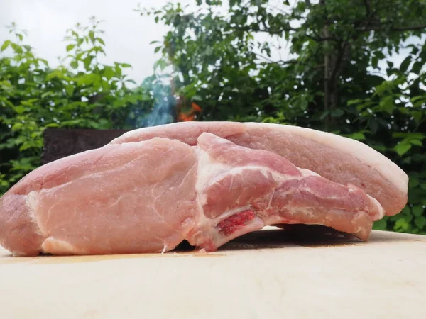 Lombo Porco Fresco Osso Uma Tábua Madeira Carne Deliciosa — Fotografia de Stock