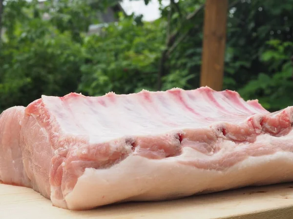 Lombo Porco Fresco Osso Uma Tábua Madeira Carne Deliciosa — Fotografia de Stock