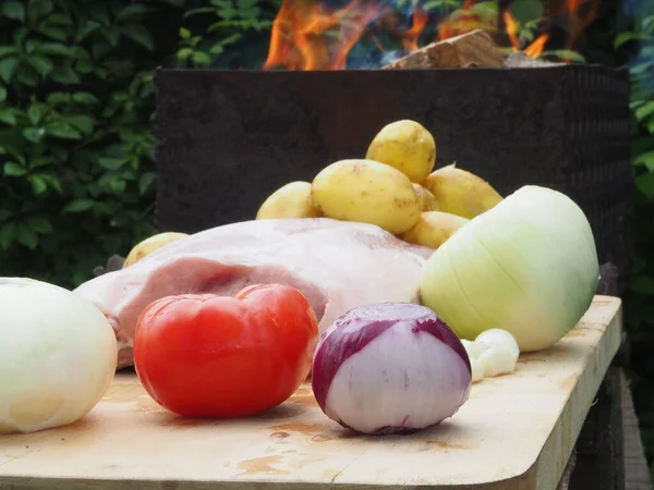 Świeże Schabowe Kości Drewnianej Desce Warzywami Pyszne Mięso Surowych Ziemniaków — Zdjęcie stockowe