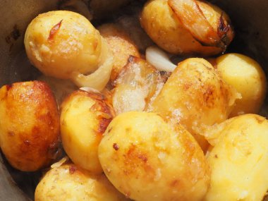 Kazanda kızartılmış bütün patatesler. Patateslerin üzerinde altın hamuru.