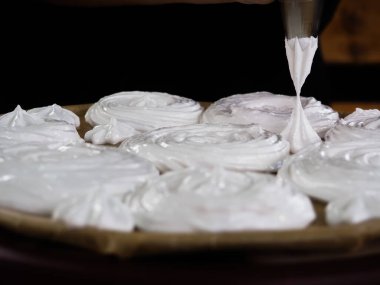 Aşçı kremadan krema yapar. Kek pişirir..