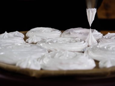 Aşçı kremadan krema yapar. Kek pişirir..