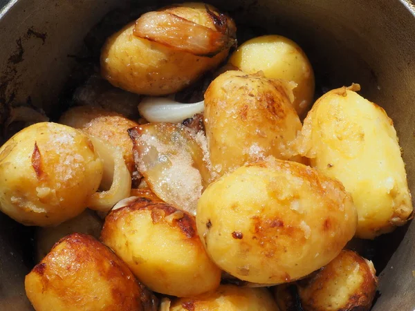 Batatas Inteiras Fritas Caldeirão Crosta Dourada Nas Batatas — Fotografia de Stock
