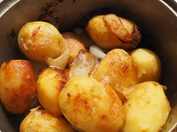 Kazanda kızartılmış bütün patatesler. Patateslerin üzerinde altın hamuru.