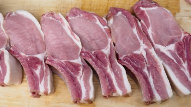 Tahta bir masanın kemiğinde domuz bifteği. Lezzetli domuz filetosu..