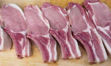 Tahta bir masanın kemiğinde domuz bifteği. Lezzetli domuz filetosu..