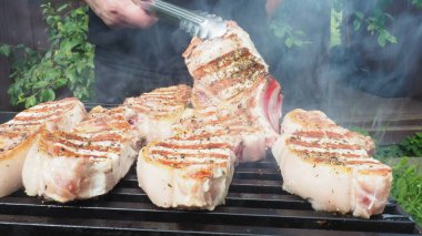 Kömürde domuz eti pişiyor. Kemikte et var. Izgara yap..