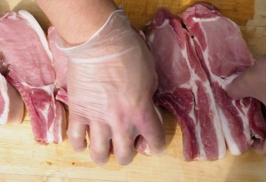 Aşçı kemiklere taze domuz eti keser..