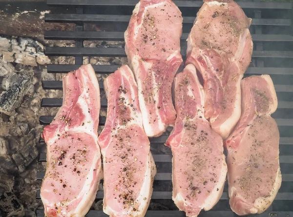 Cerdo Cocinando Filetes Cerdo Las Brasas Carne Hueso Rejilla Parrilla —  Fotos de Stock
