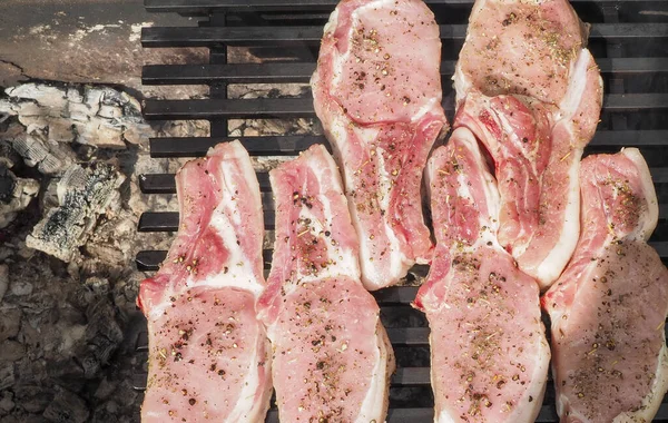 돼지고기 석탄에 돼지고기 스테이크 고기는 묻었고 Grill Grate — 스톡 사진