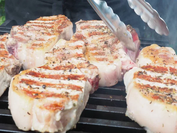 Cocinero Pone Los Filetes Cerdo Los Huesos Parrilla Pinzas Para —  Fotos de Stock