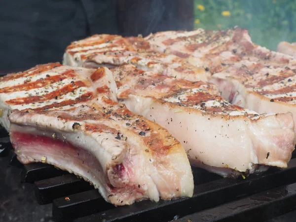 그릴에 스테이크에요 맛있는 돼지고기 스테이크 — 스톡 사진