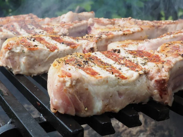 그릴에 스테이크에요 맛있는 돼지고기 스테이크 — 스톡 사진