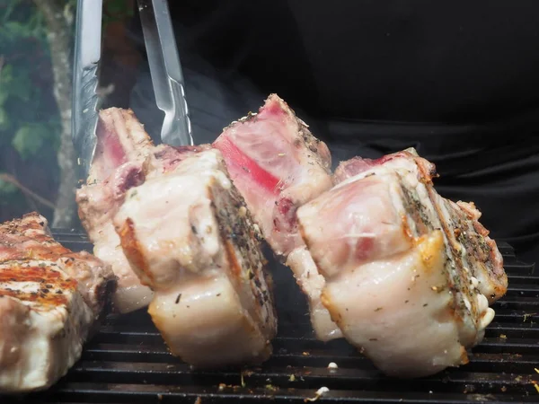 Cocinero Delantal Negro Asado Filetes Carne Hueso Cerdo Parrilla Hueso — Foto de Stock