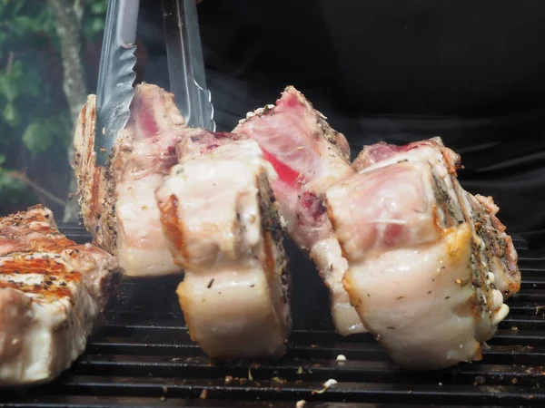 Cocinero Delantal Negro Asado Filetes Carne Hueso Cerdo Parrilla Hueso — Foto de Stock