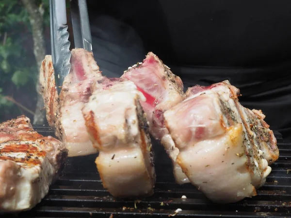 Cocinero Delantal Negro Asado Filetes Carne Hueso Cerdo Parrilla Hueso — Foto de Stock