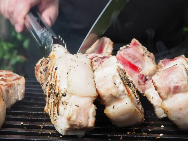 앞치마를 요리사의 고기를 볶는다 돼지고기입니다 사용하는 분쇄기 — 스톡 사진