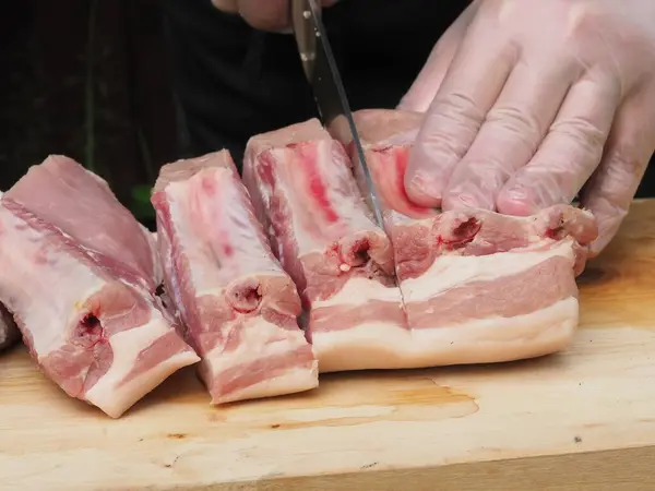 Cozinheiro Corta Carne Fresca Porco Bifes Nos Ossos — Fotografia de Stock