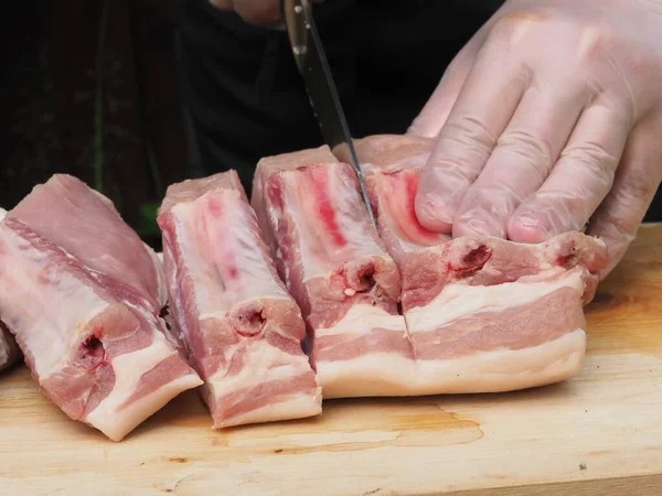 Cozinheiro Corta Carne Fresca Porco Bifes Nos Ossos — Fotografia de Stock