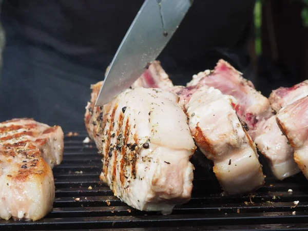 Cocinero Delantal Negro Asado Filetes Carne Hueso Cerdo Parrilla Hueso — Foto de Stock