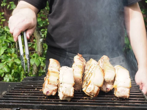 Sertéshús Grillen Grill Csíkok Egy Darab Húson — Stock Fotó