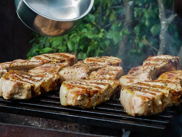 Hombre Derrama Alcohol Sobre Carne Parrilla Asar Filetes Fuego Flamb —  Fotos de Stock