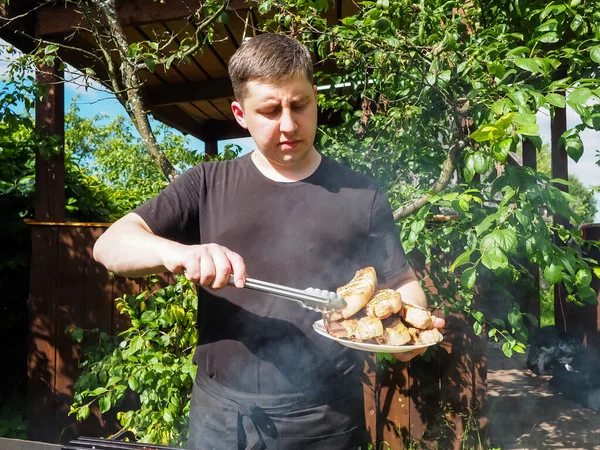 Joven Saca Filetes Con Pinzas Parrilla Plato Cocinar Filetes Cerdo — Foto de Stock