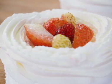 Pasta şefi tatlıyı taze böğürtlenlerle süslüyor. Anna Pavlovna 'nın Tatlısı. Kremalı krema. yemek pişirme süreci.