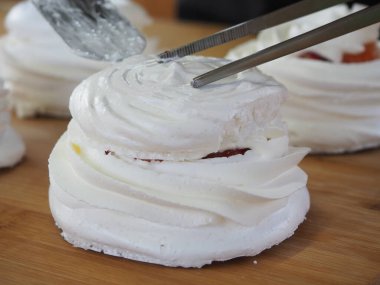 Bir pasta şefi kremalı pasta hazırlar. Anna Pavlovna 'nın Tatlısı. Kremalı krema. yemek pişirme süreci.