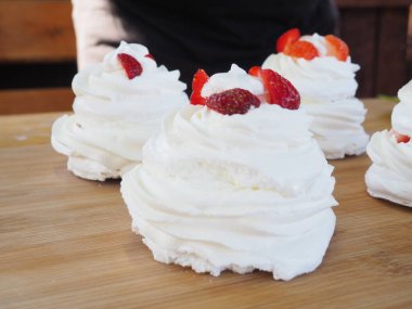 Şef tatlıyı taze ahududu ve çilekle süslüyor. Anna Pavlovna 'nın tatlısı