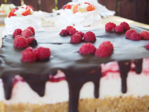 Konditor Dekorerar Chokladtäckt Kaka Med Jordgubbar Och Hallon Färsk Frukt — Stockfoto