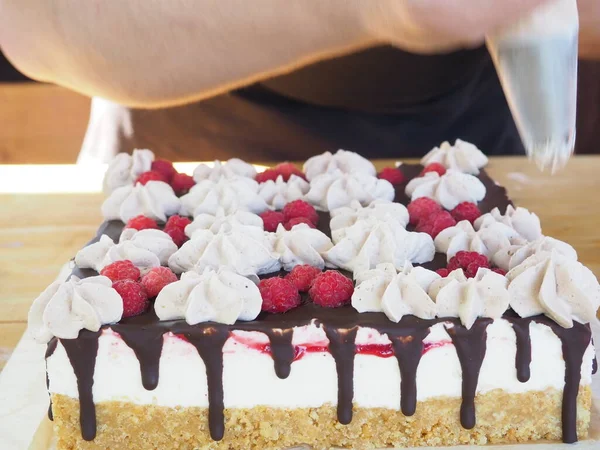 Шеф Кухар Прикрашає Шоколадний Торт Вершками Приготування Десерту Кондитерські Вироби — стокове фото