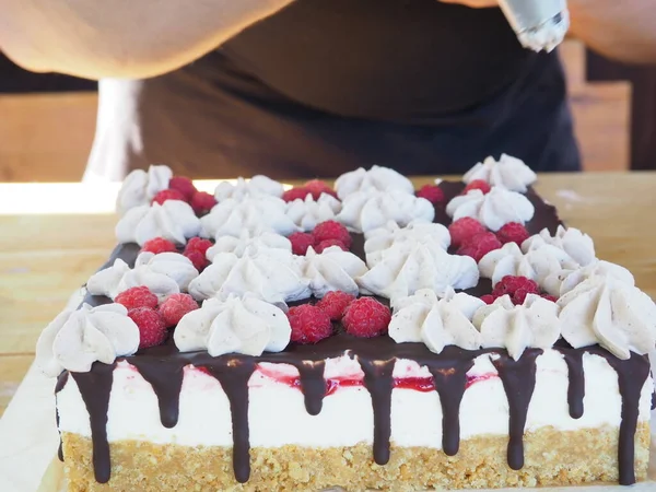 Шеф Кухар Прикрашає Шоколадний Торт Вершками Приготування Десерту Кондитерські Вироби — стокове фото