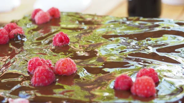 Chef Pastelería Decora Pastel Cubierto Chocolate Con Fresas Frambuesas Fruta — Foto de Stock