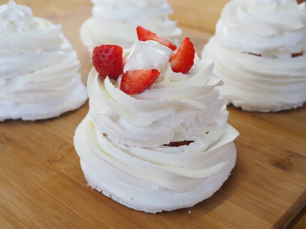 Şef tatlıyı taze ahududu ve çilekle süslüyor. Anna Pavlovna 'nın tatlısı