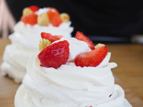 Kocken Dekorerar Desserten Med Färska Hallon Och Jordgubbar Anna Pavlovnas — Stockfoto