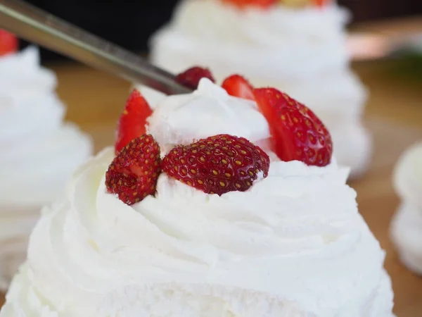 Kocken Dekorerar Desserten Med Färska Hallon Och Jordgubbar Anna Pavlovnas — Stockfoto