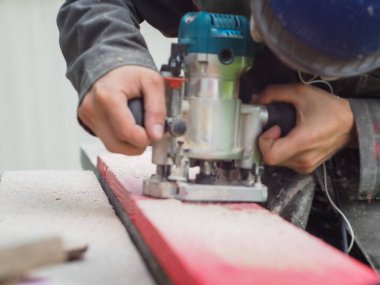 Adam el değirmeniyle malı idare ediyor. ahşap işleri.