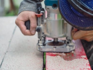 Adam el değirmeniyle malı idare ediyor. ahşap işleri.